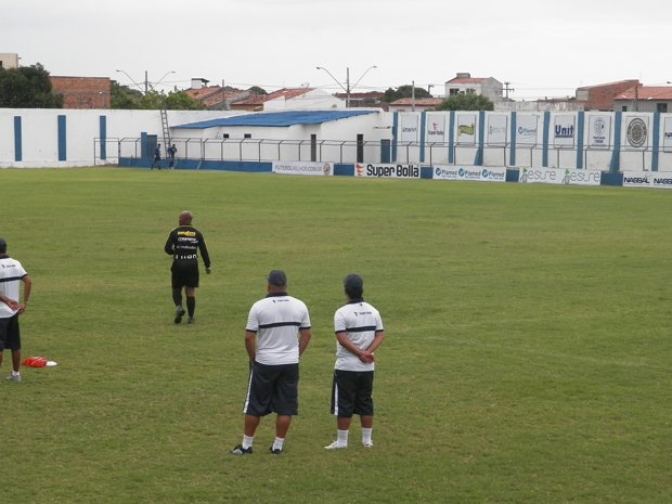 Jogo treino entre o time profissional do Confiança e o Sub 19