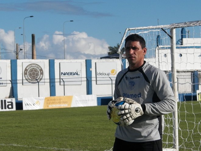 Confiança tem novo goleiro
