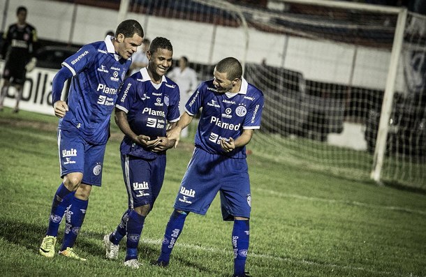 Parabéns com bolo, gols e vitória no clássico