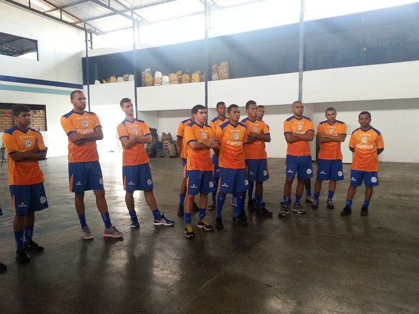 Equipe se apresenta e já começa treinar