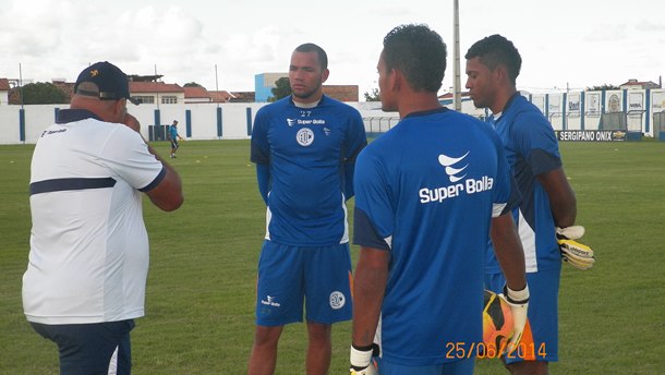 Goleiros iniciam atividades com treinador