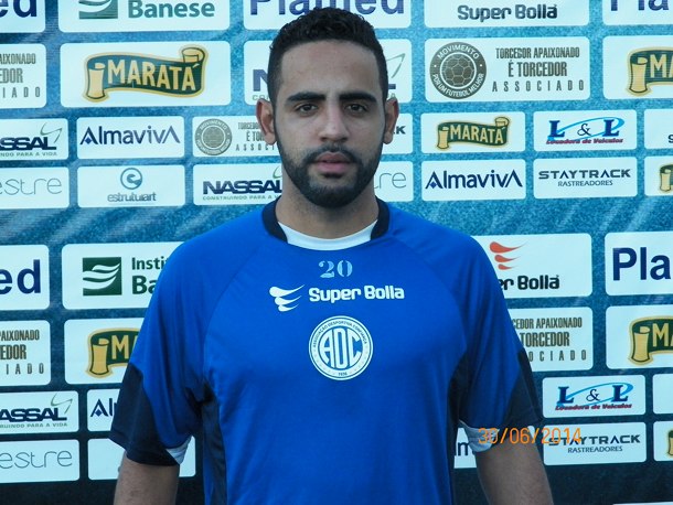 Novo lateral direito treina no Sabino