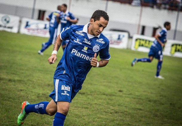 Confiança estreia com empate