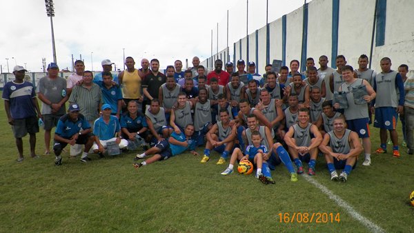 Jogadores homenageiam pais da equipe do Confiança