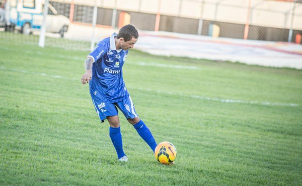 Betinho terá de substituir quatro