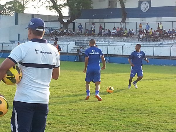 Diogo volta a treinar com o time   