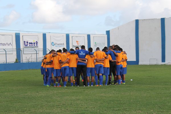 Betinho pede a jogadores que evitem entusiasmo