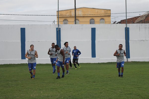 Sem favoritismo, Confiança treina para as quartas de finais