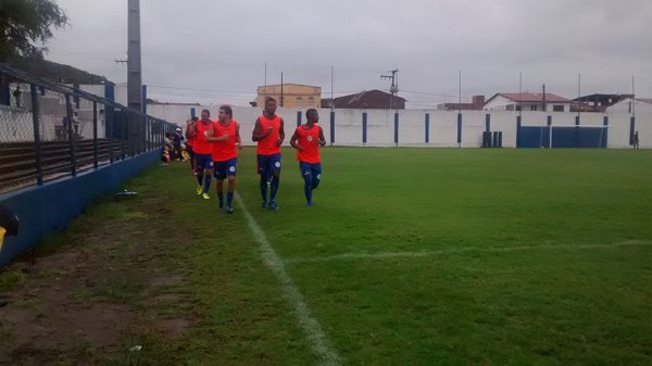 Equipe treina em clima de concentração  