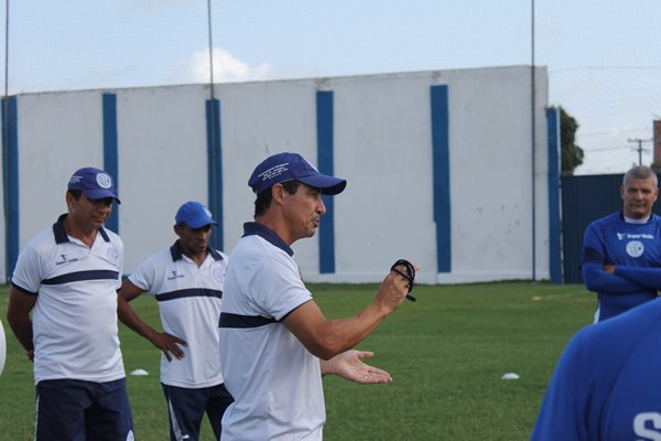 Betinho prepara time para uma partida difícil