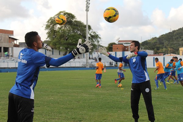 Tranquilo, goleiro Max treina com o grupo