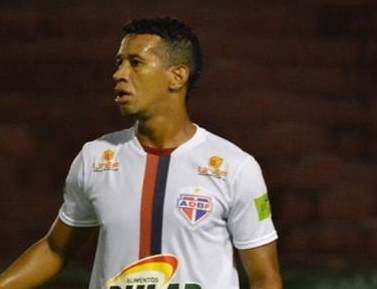 Confiança anuncia a contratação do zagueiro Correia