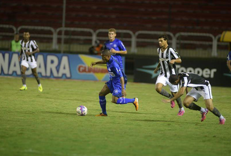 Confiança anuncia a contratação do meia Nandinho