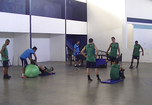 COM O CAMPO ENCHARCADO, JOGADORES FAZEM TREINO FÍSICO