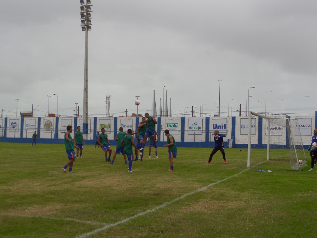 Dragão treina leve antes de viajar